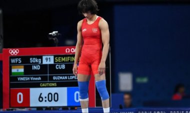 भारत को लगा बड़ा झटका, विनेश फोगाट को पेरिस ओलंपिक में अयोग्य घोषित, अब नही मिलेगा कोई मेडल