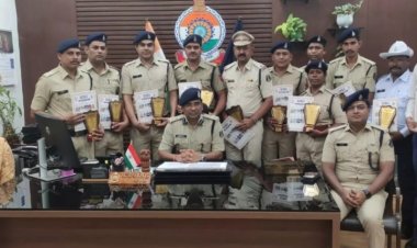 पत्नी के फोनपे से आरक्षक ने लिया रिश्वत, पुलिस अधीक्षक ने की कार्रवाई