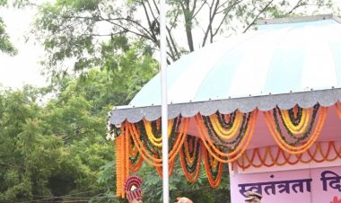 मुख्यमंत्री विष्णु देव साय ने किया ध्वजारोहण