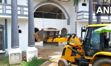 भारत बंद के नाम पर थाने में पत्थरबाजी, कई पुलिस कर्मी हुए घायल, शहजाद हाजी के आलीशान मकान पर चला बुलडोजर, देखे वीडियो