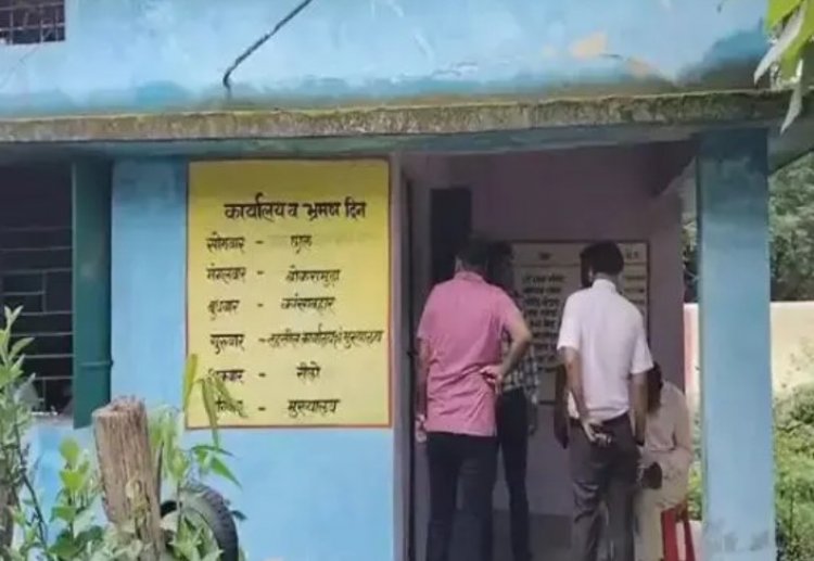 पटवारी को 20 हजार रिश्वत लेते ACB ने रंगे हाथों पकड़ा