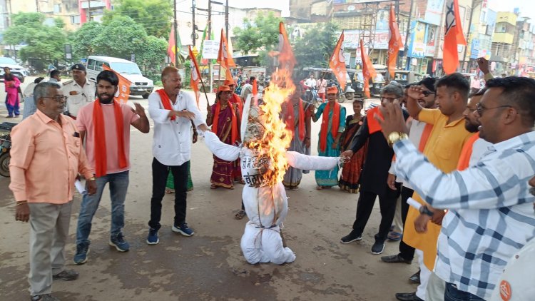 घड़ी चौक पर शिवसेना ने फूंका बांग्लादेश का पुतला