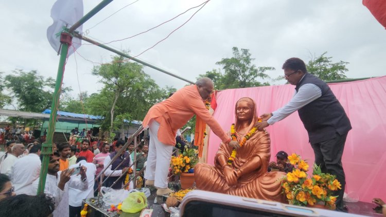 ग्राम थनौद में प्रदेश के प्रथम महिला सांसद मिनीमाता के मूर्ती का विधायक ललित चंद्राकर ने किया आनावरण