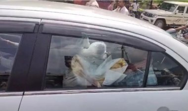 चाकू और पेंचकस से चार युवकों पर हमला, एक की मौत, सड़क पर लाश रखकर परिजनों का प्रदर्शन जारी