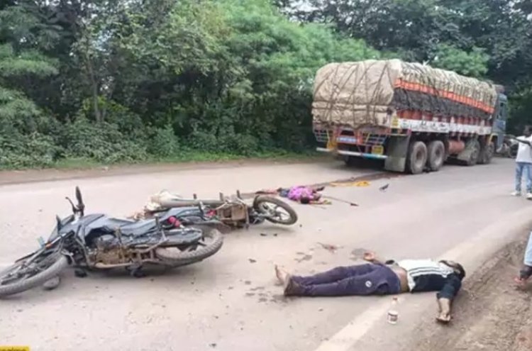 2 बाइकों की आमने-सामने भिड़ंत, ट्रक के पिछले टायर के नीचे आ गए दंपति, पति-पत्नी की दर्दनाक मौत 