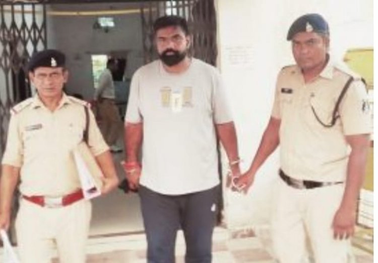 सेक्स स्कैंडल और ब्लैकमेलिंग मामले में पुलिस कर्मी के बाद अब पत्रकार गिरफ्तार, महिला आरोपी की तलाश जारी