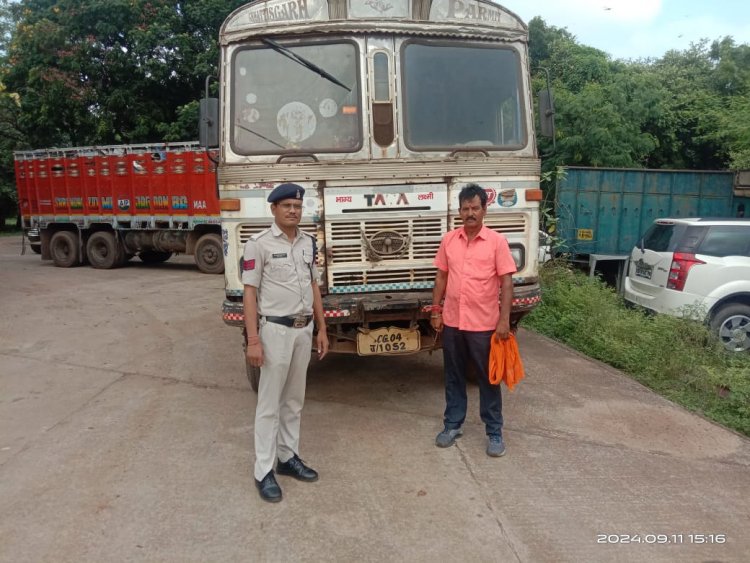 फिर पकड़ा गया ललित कबाड़ी, 50 लाख रुपए के अवैध लोहा स्क्रैप के साथ तीन गिरफ्तार