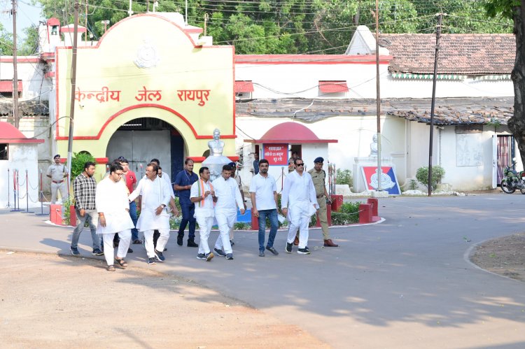 जेल में विधायक देवेंद्र यादव से मिलने पहुंचे मध्यप्रदेश कांग्रेस कमेटी अध्यक्ष जीतू पटवारी 