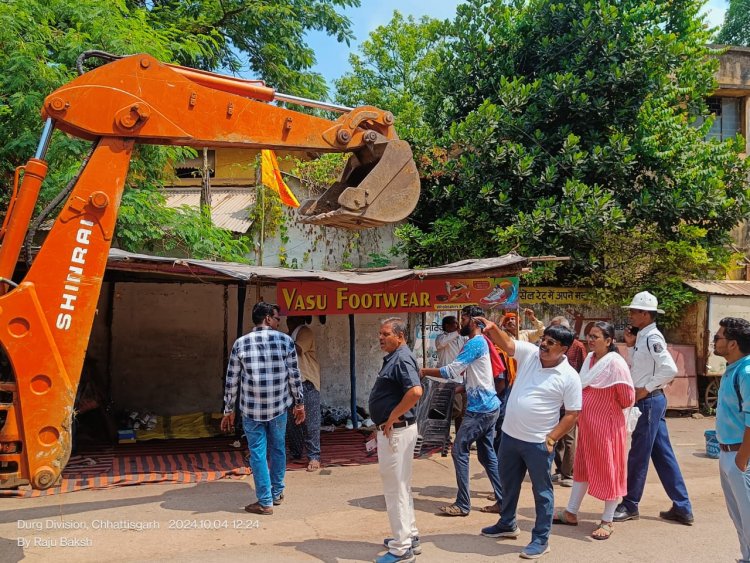 यातायात को सुचारू बनाए रखने सड़क किनारे से निगम ने हटाया अतिक्रमण