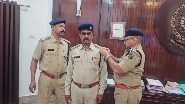 IG श्री गर्ग ने उप निरीक्षक को स्टार लगाकर निरीक्षक के पद पर किया पदोन्नत