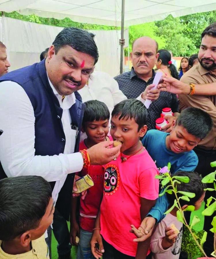 विधायक गजेन्द्र यादव ने बच्चों को आयुर्वेद का स्वर्णप्राशन कराकर की स्वस्थ्य सेहत की कामना