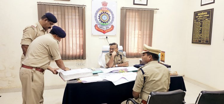 निरीक्षण को पहुंचे पुलिस महानिरीक्षक श्री गर्ग ने इस थाना प्रभारी को लगाई फटकार