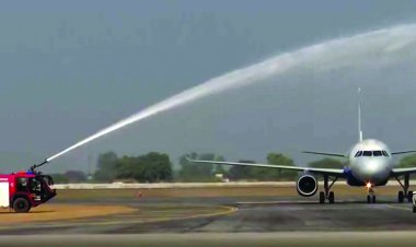 नोएडा एयरपोर्ट के रनवे पर विमान ने किया सफल लैंडिंग, वाटर कैनन से दी गई सलामी, देखें VIDEO