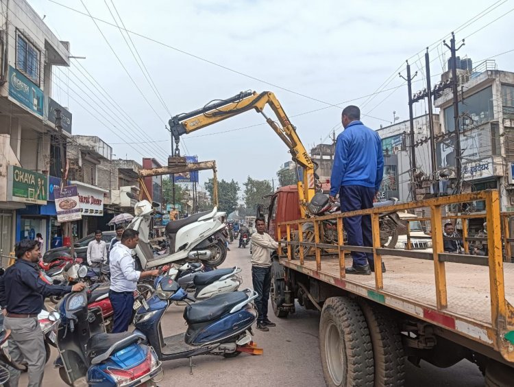 दो पहिया वाहनों को क्रेन से उठाया और तीन व चार पहिया वाहनों को किया लॉक