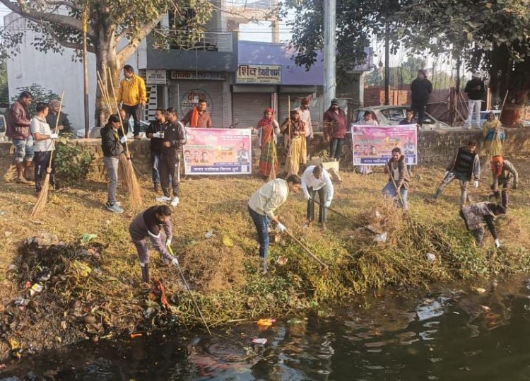 तालाब सफाई के लिए कमिश्नर और पार्षद ने बढ़ाया हाथ, स्थानीय लोगों के साथ की साफ-सफाई 