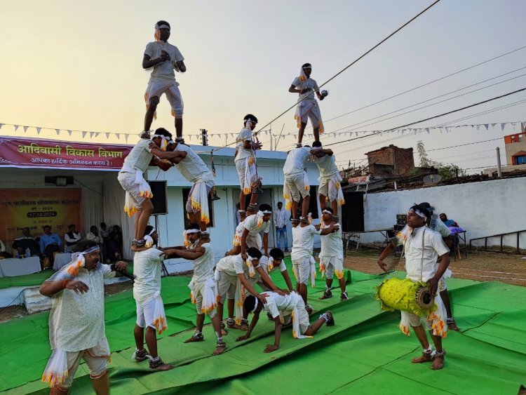 जिला स्तरीय लोक कला महोत्सव पंथी नृत्य में कलाकारों ने दिखाई प्रतिभा