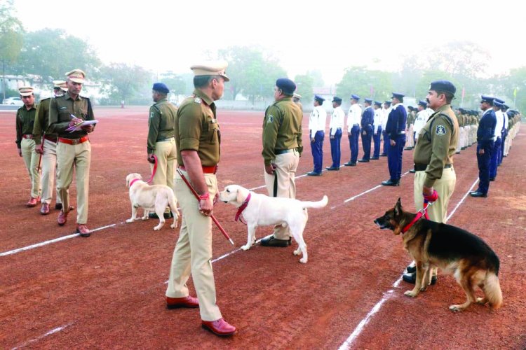 दुर्ग SP ने जनरल परेड की सलामी लेकर रक्षित केन्द्र के शाखाओं का किया निरीक्षण