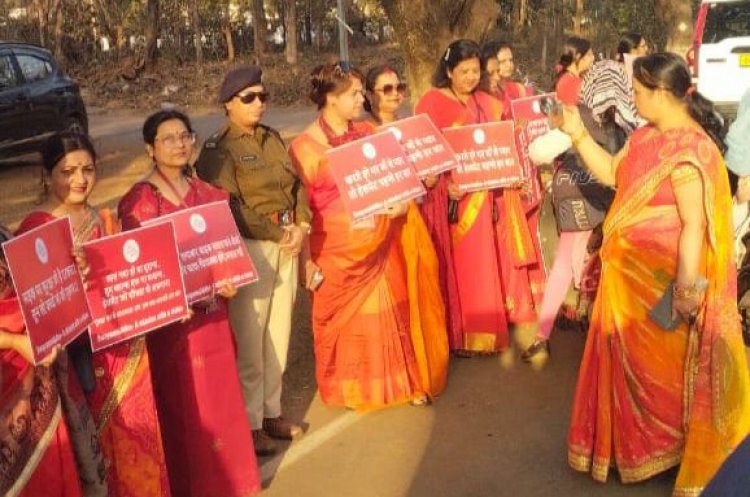 यातायात नियमों के प्रति लोगों को जागरूक करने सड़क पर उतरी स्वयंसिद्धा की महिलाएं