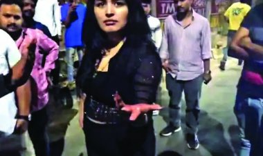 शराब के नशे में धुत रशियन युवती ने किया जमकर हंगामा, एक्सीडेंट में तीन युवक गंभीर, गोद में बैठकर चला रही थी कार, देखें VIDEO