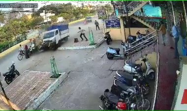 कई लोगों को रौंदते हुए बिजली खंभे में जा भिड़ी तेज रफ्तार पिकअप, देखें VIDEO