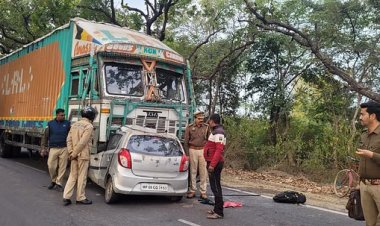 ट्रक के नीचे घुस गई तेज रफ्तार कार, महिला सहित चार लोगों की मौत