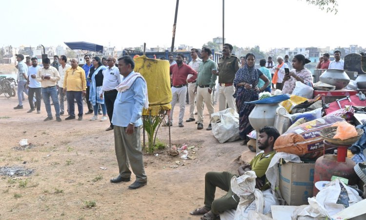 भिलाई के इस तालाब किनारे सरकारी जमीन पर बने अवैध मकानों पर चला निगम का बुलडोजर