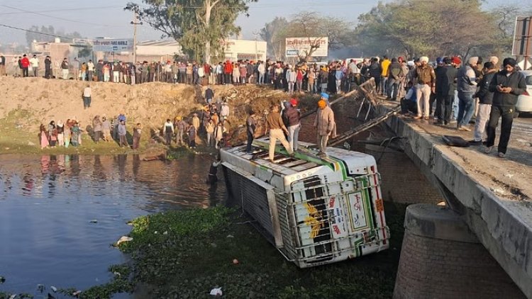 ट्रक से टक्कर के बाद नाले में गिरी बस, महिला सहित 5 लोगों की मौत, 40 से अधिक लोग गंभीर