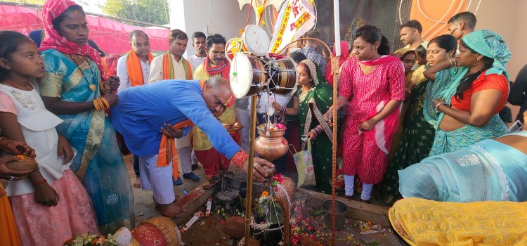 महाशिवरात्रि पर दुर्ग ग्रामीण विधायक ललित चंद्राकर ने की भगवान भोलेनाथ की विशेष पूजा अर्चना 