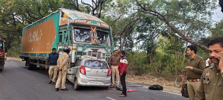 ट्रक के नीचे घुस गई तेज रफ्तार कार, महिला सहित चार लोगों की मौत