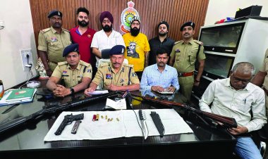 गर्लफ्रेंड को लेकर आपसी विवाद में चल गई गोली, पिता-पुत्र सहित चार लोग राइफल, पिस्टल और खंजर समेत गिरफ्तार