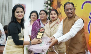 मुख्यमंत्री विष्णुदेव साय ने महिला पत्रकारों को किया सम्मानित