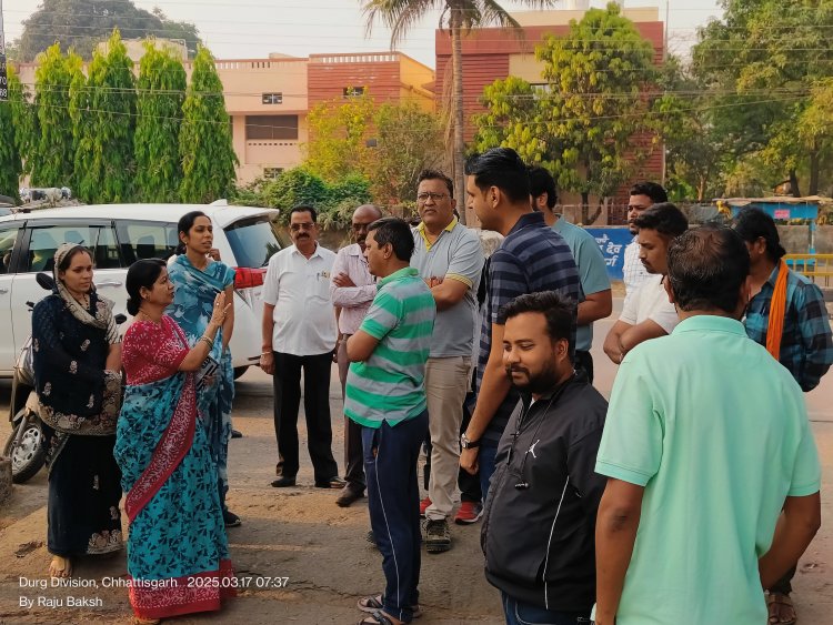 महिला समृद्धि बाजार क्षेत्र से सड़क आवागमन में बाधित दुकानदारों को तत्काल हटाने के निर्देश