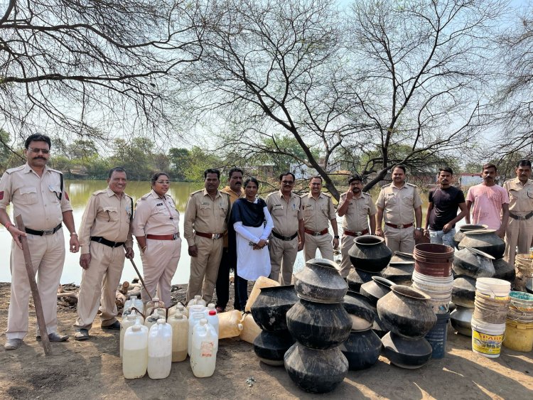 दुर्ग के इस खेत में मिली 15 भटि्टयां, लाखों रुपए मूल्य के महुआ शराब जब्त, लेकिन आरोपियों को नहीं पकड़ पाया आबकारी विभाग