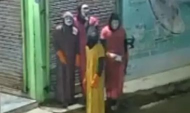 नाइटी और मुखौटा पहनकर ज्वेलरी शॉप में लाखों की चारी, देखें VIDEO