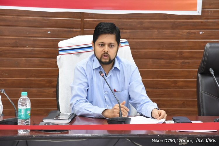 कलेक्टर ने ली शालाओं और शिक्षकों के युक्तियुक्तकरण प्रक्रिया के संबंध में बैठक