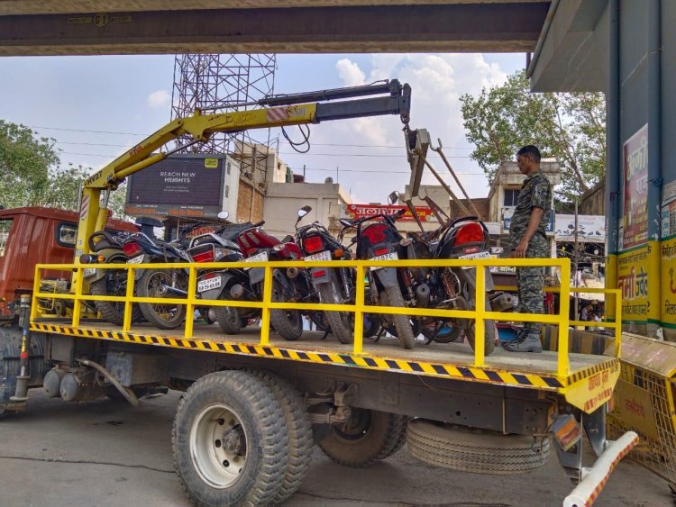 नो पार्किंग और ब्रिज के नीचे खड़ी 91 वाहनों पर कार्रवाई, क्रेन से उठाकर ले गई पुलिस