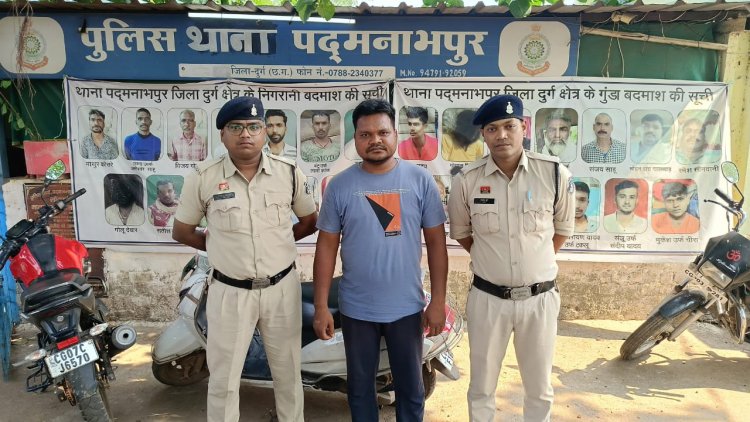 दुर्ग जेल के कैदियों को भय दिखाकर रकम वसूलने वाला जेल प्रहरी गिरफ्तार, पूर्व में 5 आरोपियों पर की गई है कार्रवाई