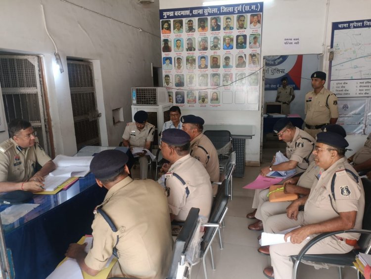 वरिष्ठ पुलिस अधीक्षक दुर्ग विजय अग्रवाल ने थाना सुपेला के विवेचकों की ली समीक्षा बैठक