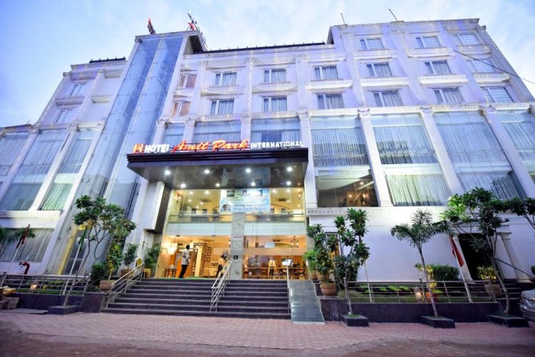 होटल अमित पार्क इंटरनेशनल की शिकायत कलेक्टर से,  ग्राहकों से पैकेज ड्रिकिंग वॉटर पानी का मूल्य से अधिक रकम लेने एवं रेग्यूलर पानी ग्राहकाें को उपलब्ध न कराये जाने का आरोप