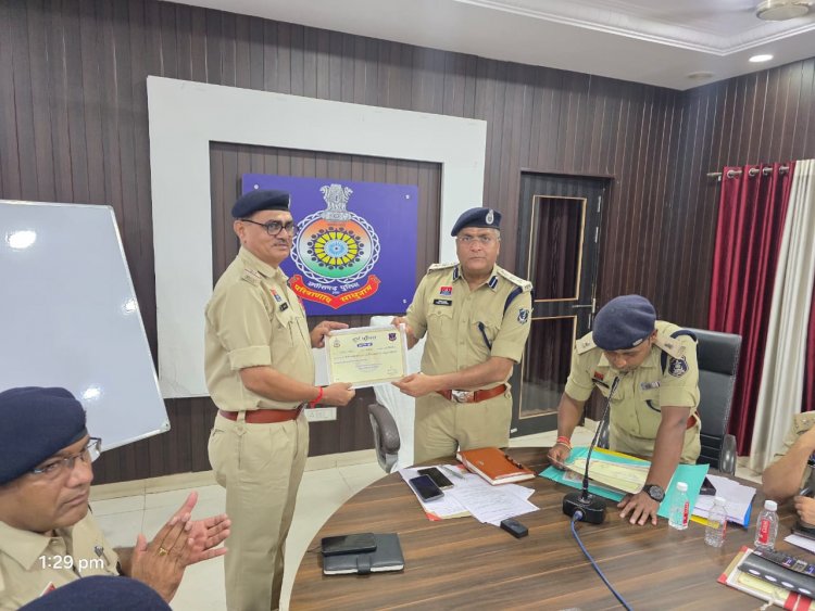 अच्छे कार्य करने वाले थाना प्रभारी एवं विवेचक हुए पुरस्कृत, थाना प्रभारी पाटन एवं बोरी भी हुए सम्मानित