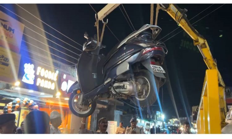 अवैध पार्किंग में खड़ी वाहनाें को क्रेन से उठाकर ले गई पुलिस