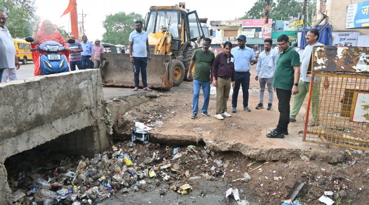 नालियों के ऊपर से अवैध कब्जा हटाए हटाने की कार्रवाई जारी