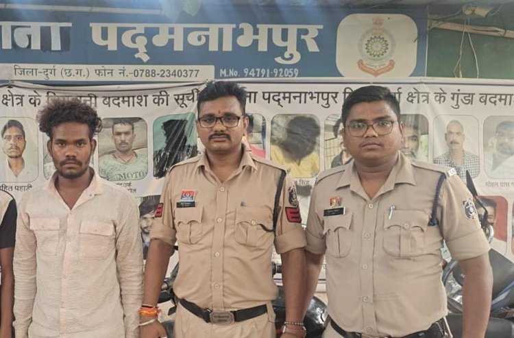 बाइक चोरी कर उसे बेचने ग्राहक तलाशते दो आरोपी गिरफ्तार
