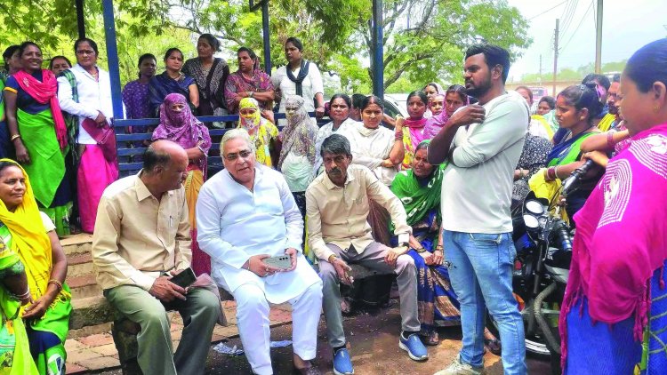 सफाई कर्मियों की हड़ताल से दुर्ग में सफाई व्यवस्था ठप, पूर्व विधायक अरूण वोरा ने सफाई कर्मियों का बढ़ाया हौसला