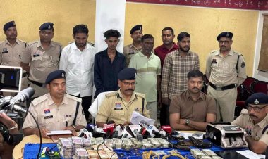 गहने देखने के बहाने ज्वेलरी दुकान से सोने की चेन लेकर भागने वाले 4 आरोपी गिरफ्तार, लाखों रुपए का सामान जब्त
