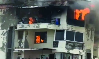 अपार्टमेंट की सातवीं मंजिल पर लगी भीषण आग, कई लोग फंसे, देखें VIDEO