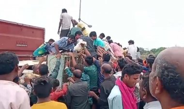 अनिंत्रित होकर पटल गई पिकअप वाहन, ड्राइवर को बचाना छोड़ मुर्गियां लेकर भागते नजर आए लोग, देखें VIDEO