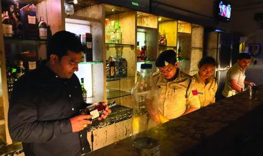 होटलों और बारों में आबकारी विभाग और पुलिस टीम ने मारा छापा