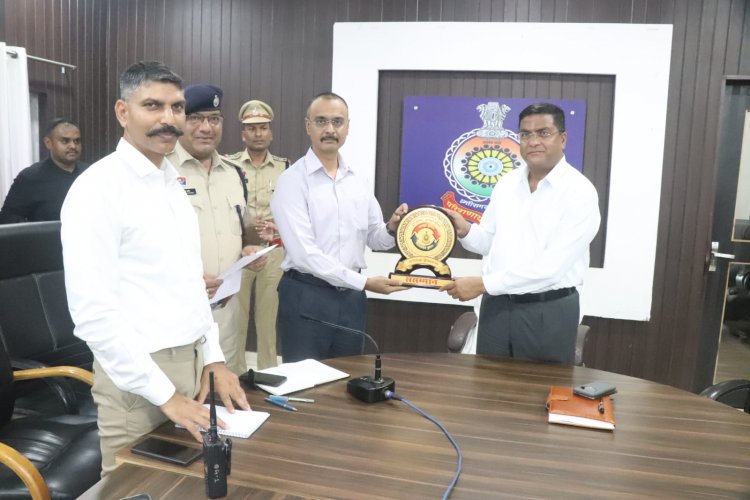 उत्कृष्ट वरिष्ठ आरक्षकों को वरिष्ठ पुलिस अधीक्षक ने किया पुरस्कृत