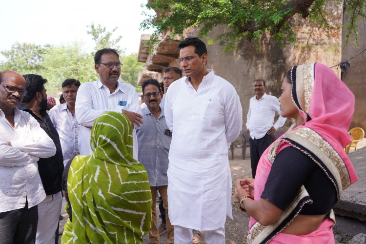पीड़ित परिवार के साथ इंसाफ की फरियाद लेकर कलेक्टोरेट पहुंचे विधायक देवेंद्र यादव, कहा-आरोपी जल्द पकड़े नहीं गए तो होगा आंदोलन